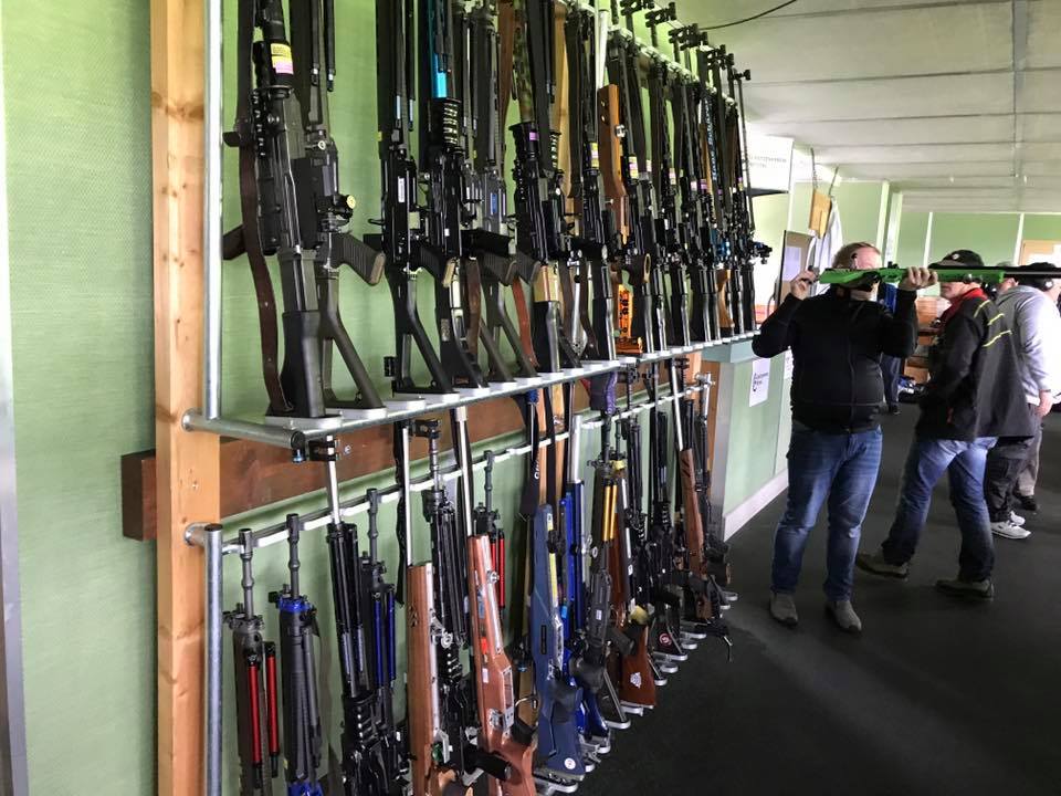 Gut gefüllter Gewehrrechen im Schiessstand